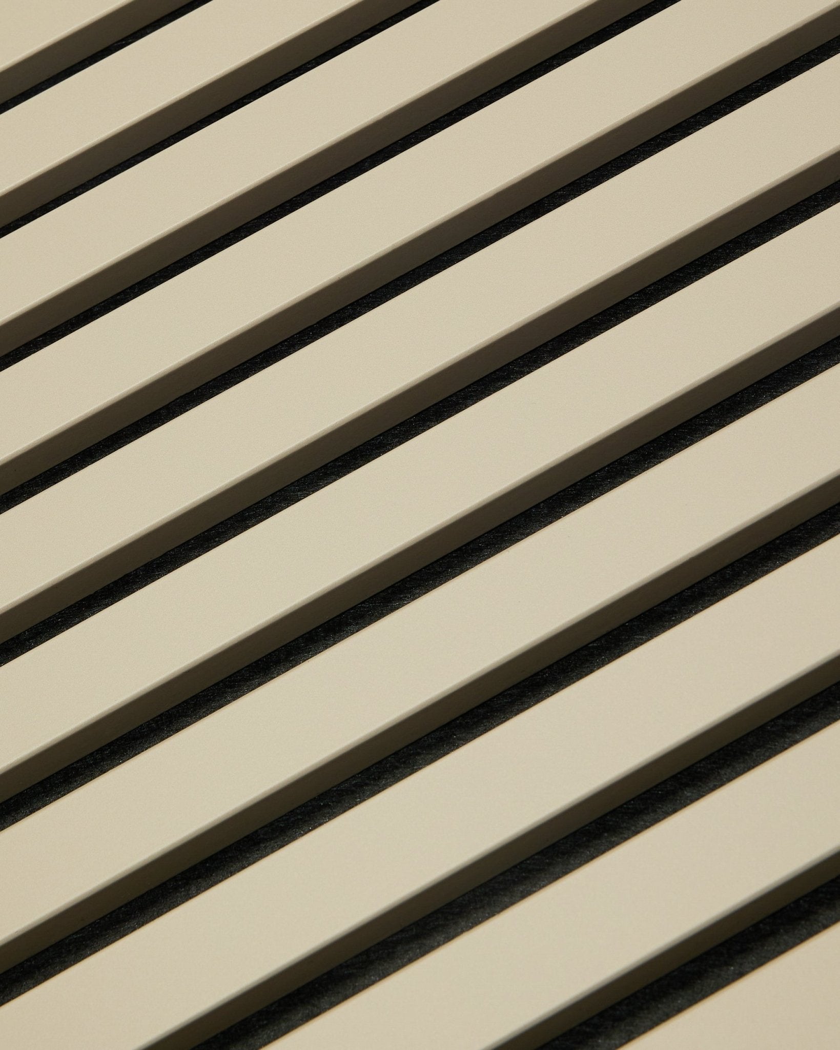 Hue Akupanel / Stone von WoodUpp, ein beige Akustikpaneel mit geometrischem Lamellenmuster, 240 x 60 cm, entwickelt zur Verbesserung der Akustik in Innenräumen.